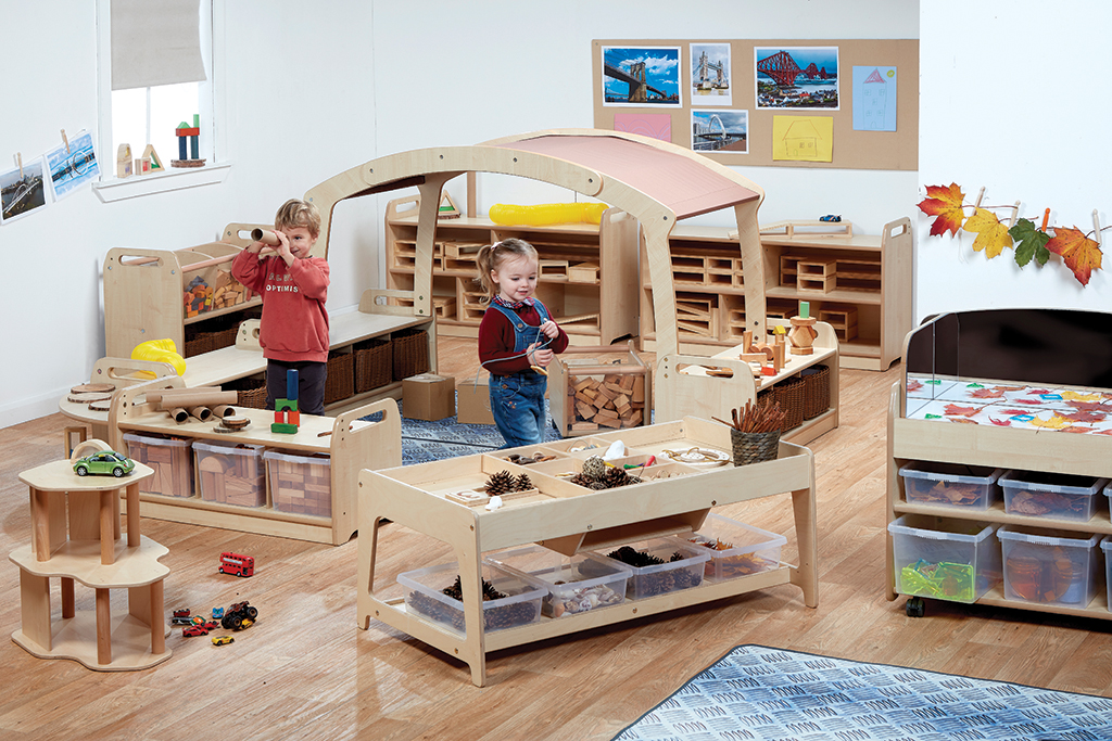 Klettergerüst, Holzspielzeug, Kinderzimmer, Bauspielzeug, Spielteppich, Kita Spielzimmer, Holzspielzeug, Konstruktionsbausatz, Kinderzimmer Spielbereich, Spielzeugorganizer