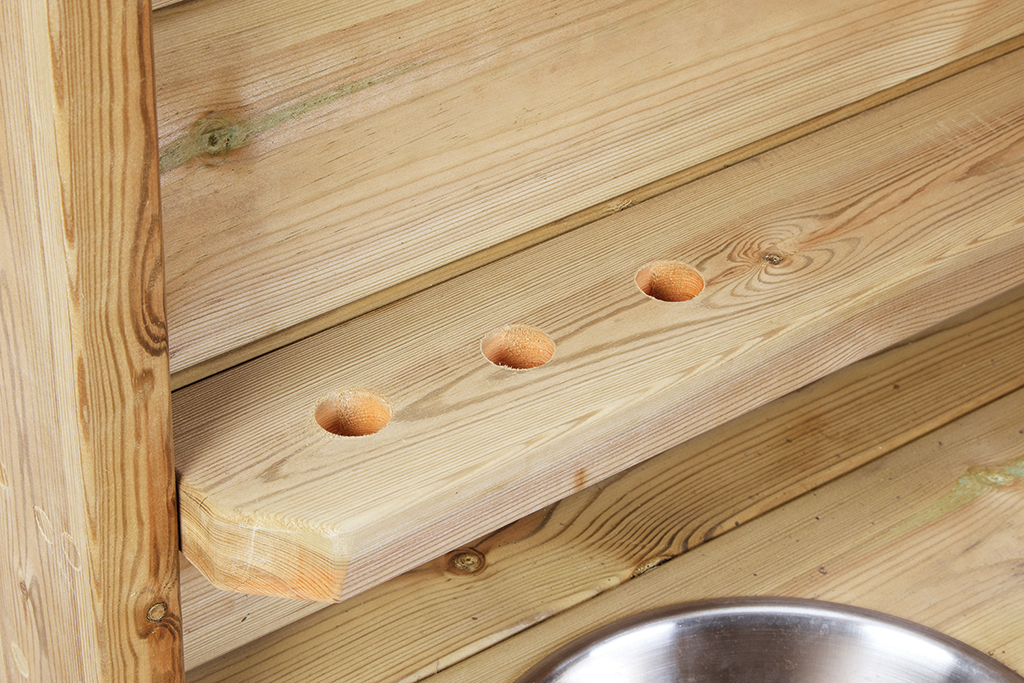 Holzdiele, Holzstufen, Bohrlöcher, Stahl-Einlauf, Edelstahl-Schüssel, holzstufe, holzstufen, holz, holzbretter, imprägniert?