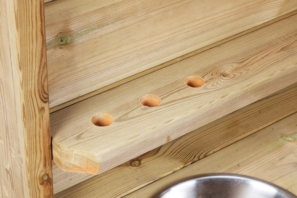 Holzdiele, Holzstufen, Bohrlöcher, Stahl-Einlauf, Edelstahl-Schüssel, holzstufe, holzstufen, holz, holzbretter, imprägniert?