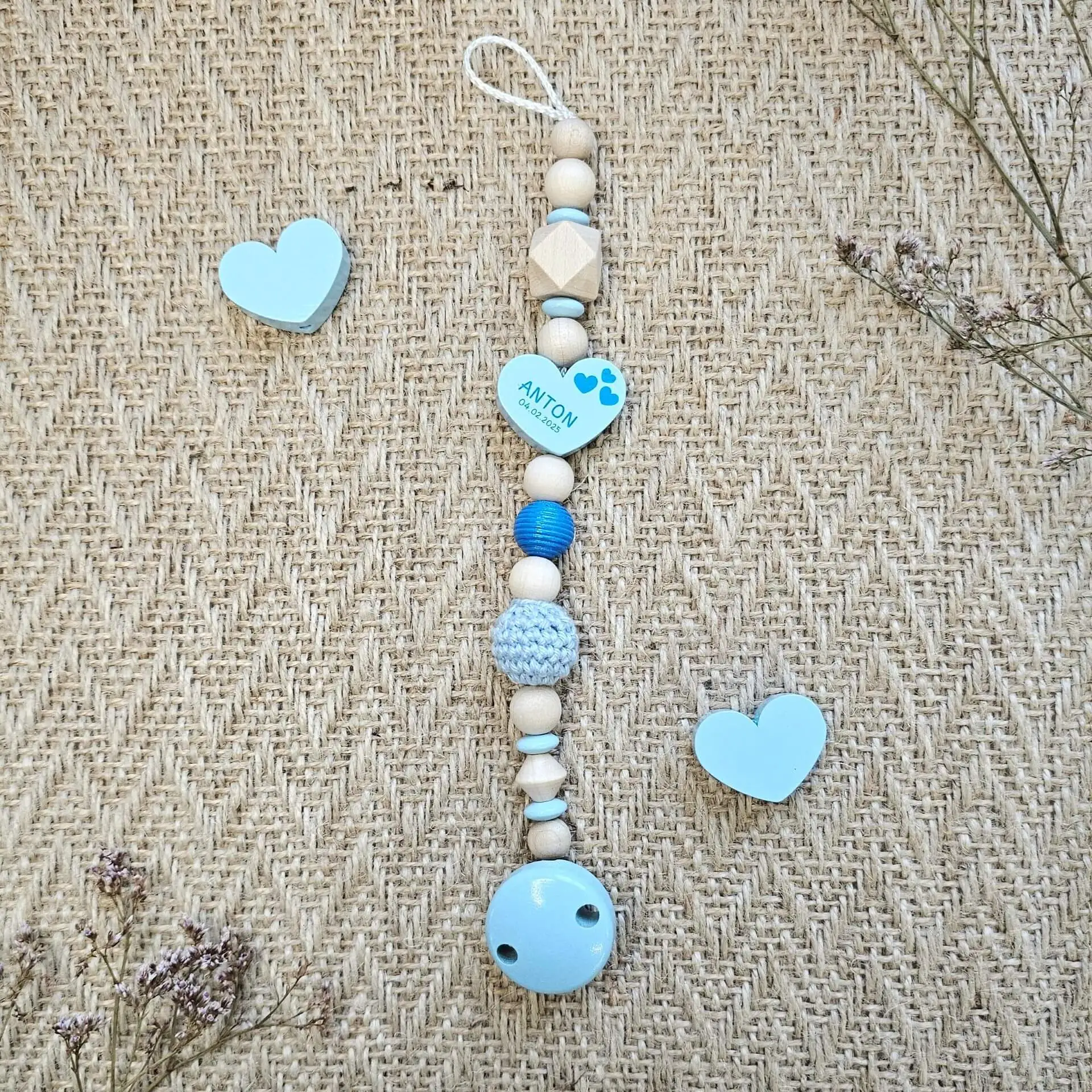 Personalisierte Schnullerkette aus Holzperlen "Herz" babyblau