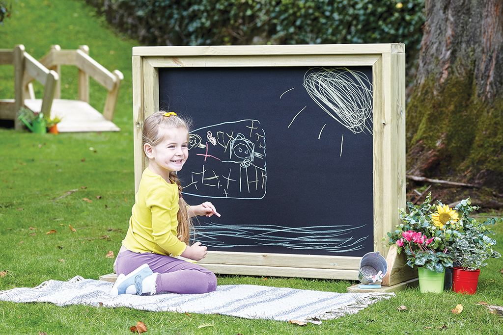 Kinderzeichentafel, Kreidewand, Chalkboard, Außenspiel, Spielzeug, Kinderzeichnung, Schultafel, Kreidezeichnung, Außenbild, Spielplatz