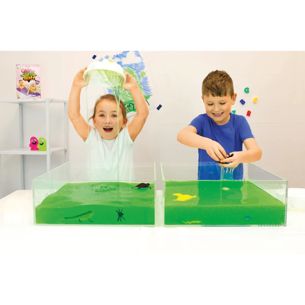 Kinder, Experiment, Grüne Flüssigkeit, Wasserbeutel, Tiere, Kinder, Experiment, Gelee, Grün, Wasserbecken