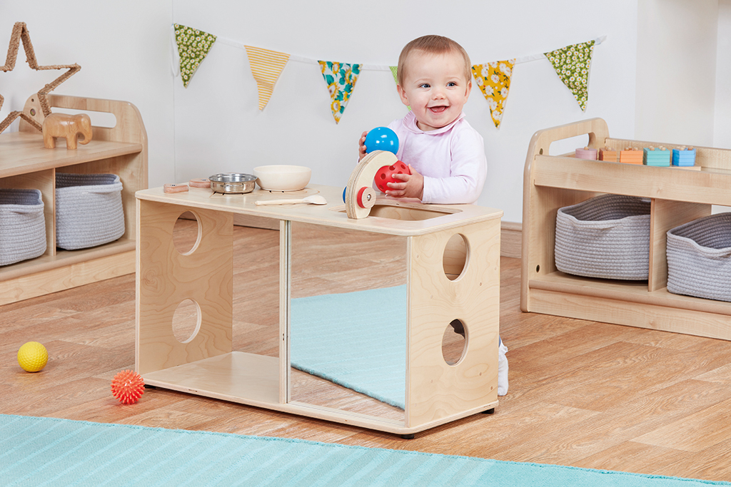 Holztisch, Kinderzimmer, Spielzeug, Parkettboden, Babyspielzeug, Kinderpult, Holzspielzeug, Benimmtisch, Lernspielzeug, Babyspielzeug