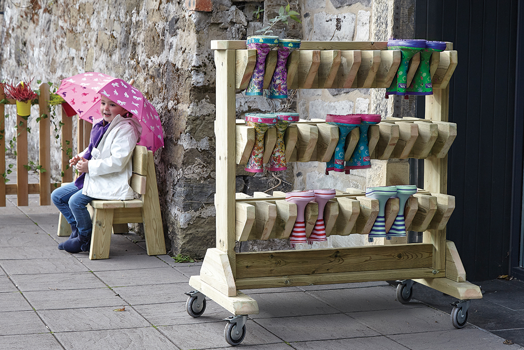 Holzbank, Kinderstuhl, rosa Regenschirm, Gummistiefel, Schuhregal, Kinderstuhl, Holzgestell, Regal, Gummi-/Kunststoffhütchen, Strand-/Trottelkelle?