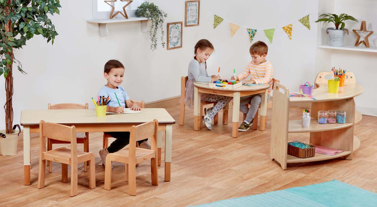 Kindergruppe, Kleinkindertisch, Holztisch, Farbiges Spielzeug, Kinderatelier