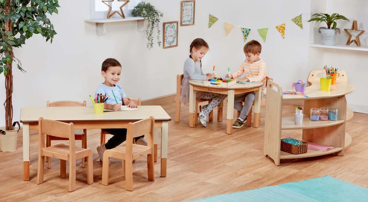 Kindergruppe, Kleinkindertisch, Holztisch, Farbiges Spielzeug, Kinderatelier