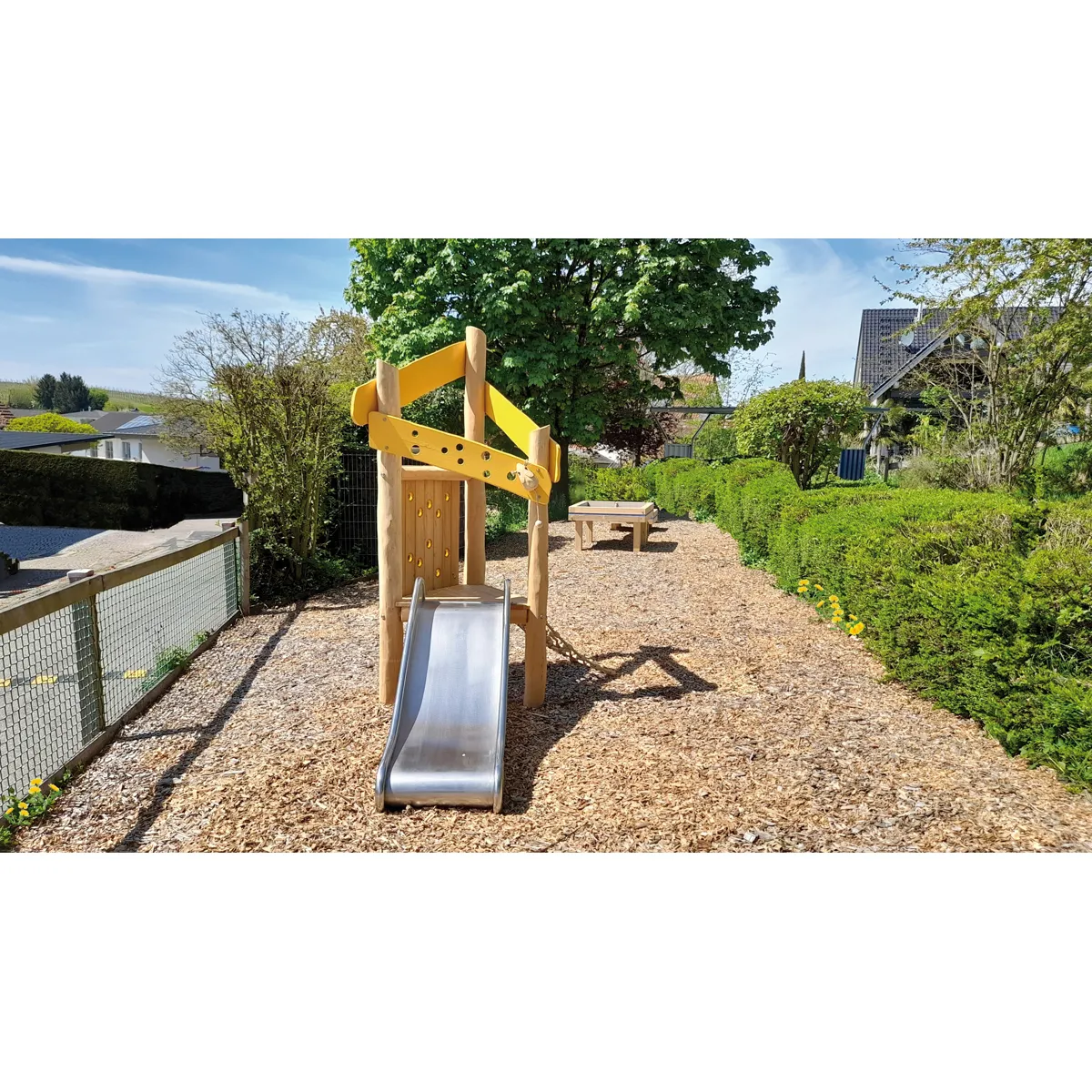 Kinderspielanlage, Rutsche, Holzspielgerät, Schaukel, Klettergerüst, Spielgerätestück, Schaukel, Rutsche, Holzspielplatz, Klettergerüst