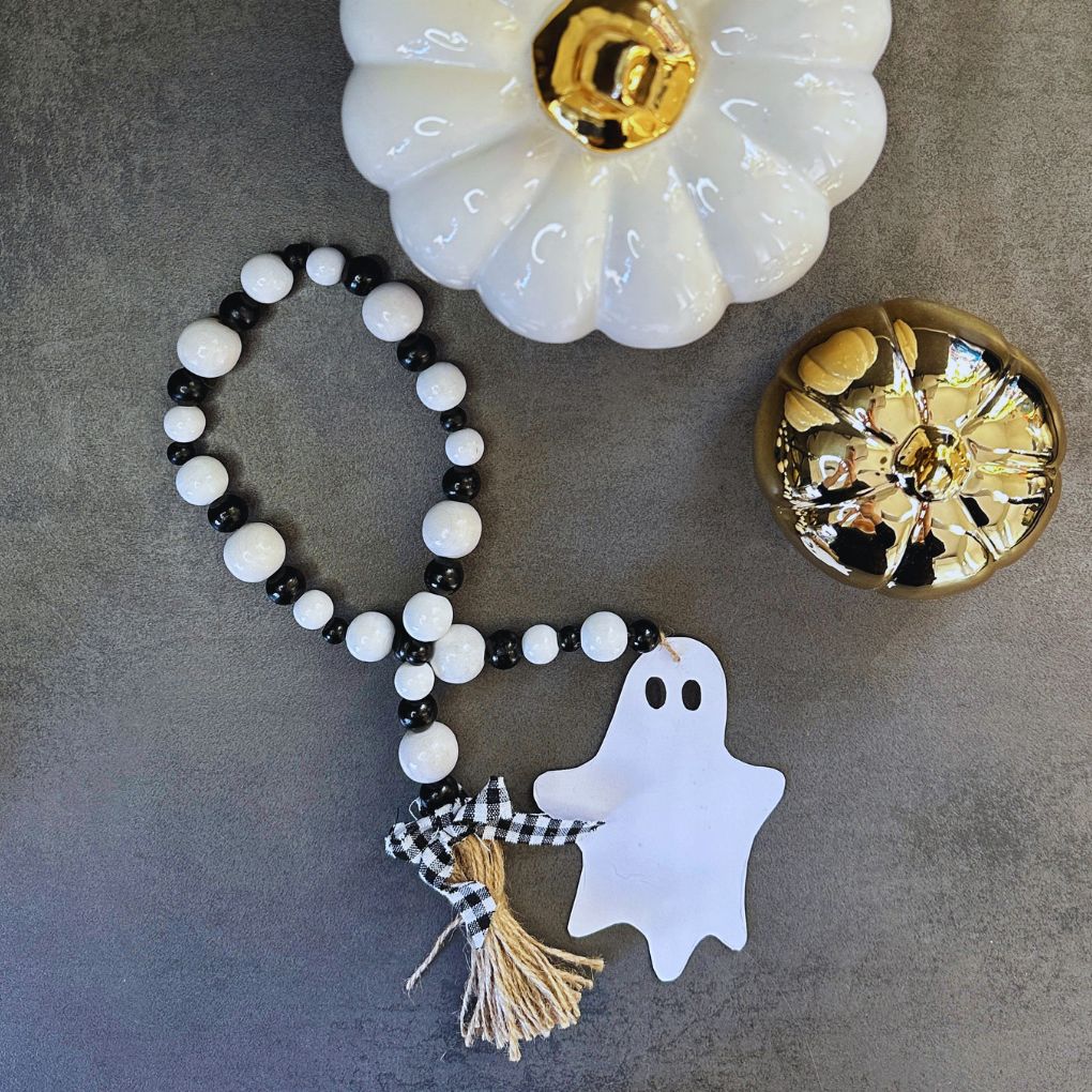 Holzperlen-Anhänger zu Halloween mit Gespenst