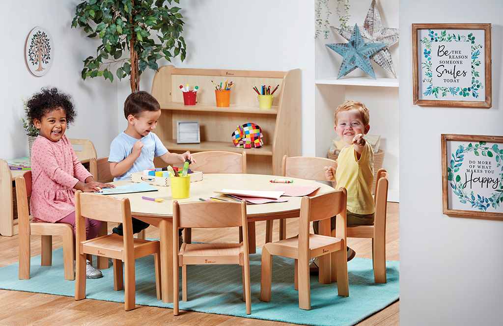 Kinderstuhl, Kita-Tisch, Holztisch, Kreis-Tisch, Bunte Stiftbecher, Kinderstuhl, Holzstuhl, Kindertisch, Kreidetisch, Kindergartenstuhl, Kindertisch, Kindersessel, Holzmöbel, Kunstbedarf, Raumdekoration, Kinderstuhl, Kinderstuhl-Set, Holztisch, Kindergart
