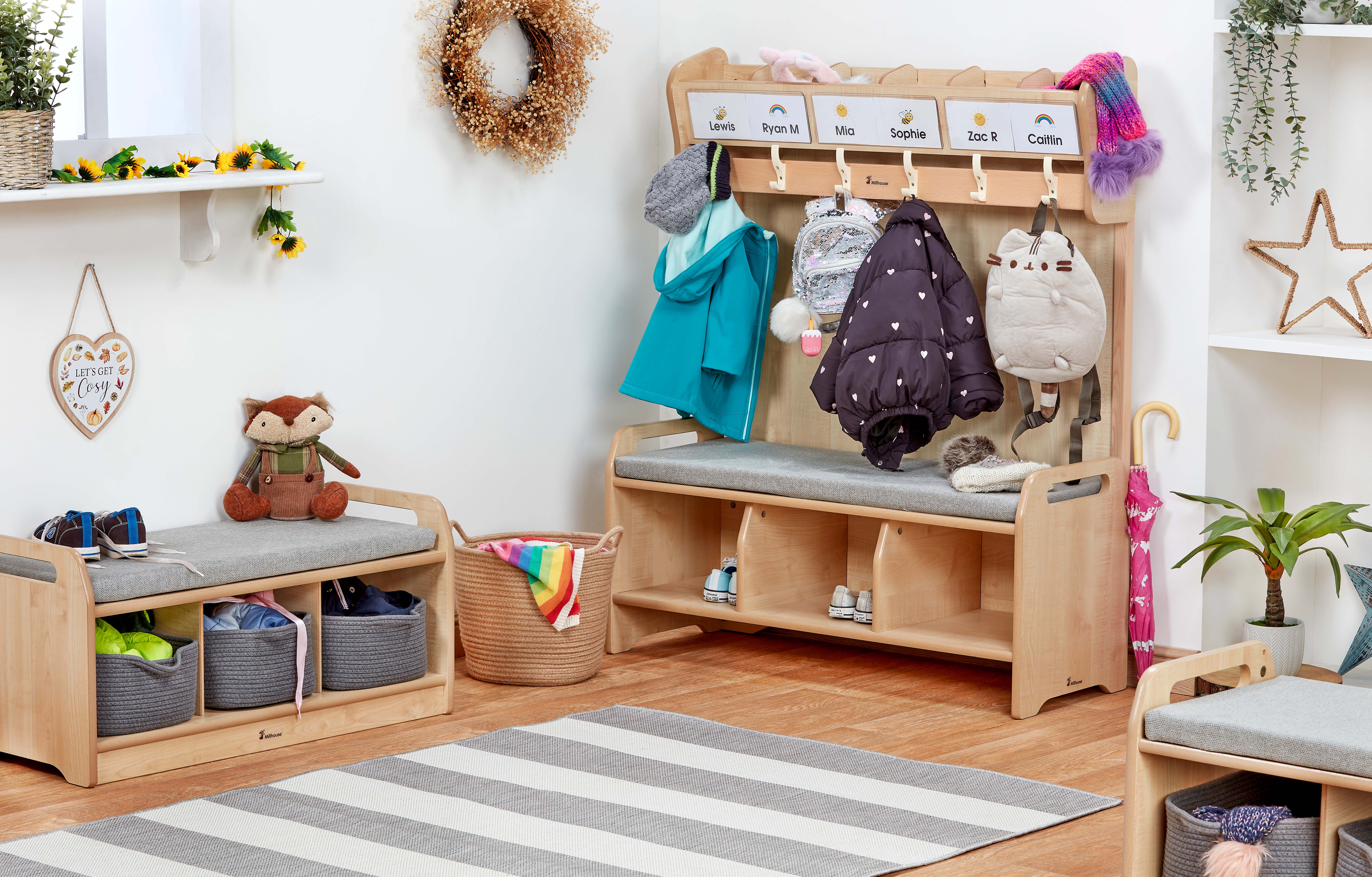 Kinderzimmer, Kleiderhaken, Aufbewahrung, Holzmöbel, Schuhablage, Kleiderschrank, Kleidungshaken, Aufbewahrungskorb, Kindergarderobe, Holzmöbel, Kinderhaken, Kleiderbank, Aufbewahrungskorb, Schuhregal, Kinderzimmer, Kinderhaushalt, Aufbewahrung, Schuhrega