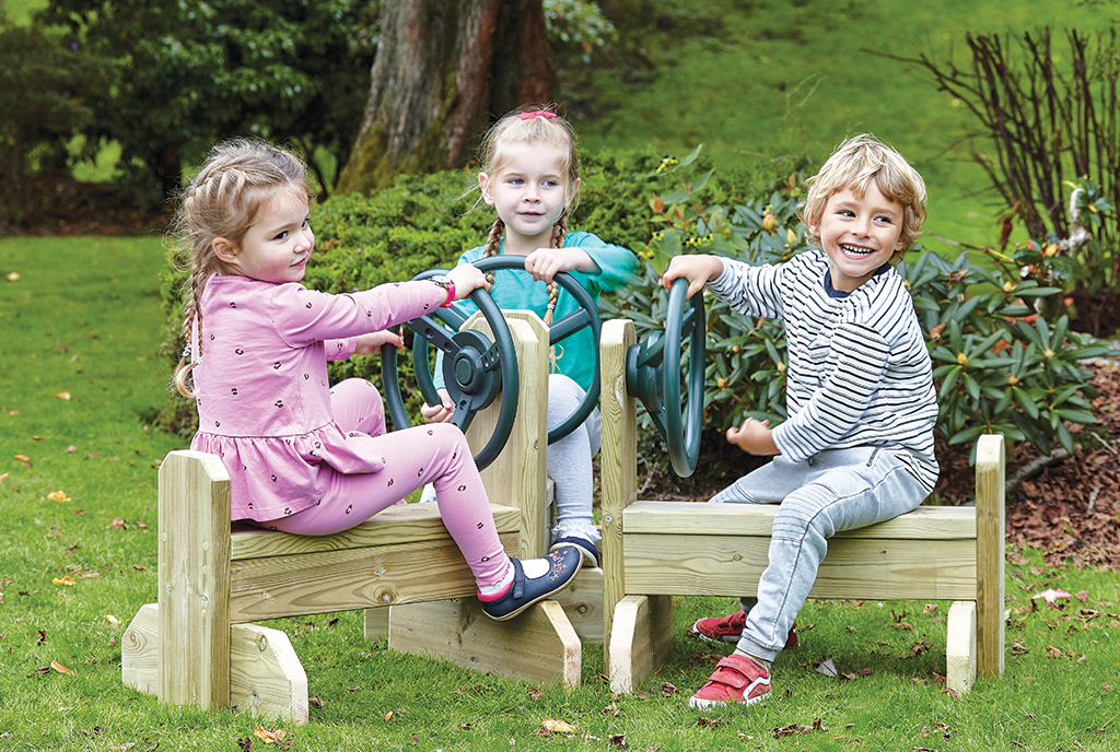 Kinder spielgerät, Holzspielstation, 2-sitzer, Schaukelrad, Gartenspiel, kinder spielplatz, spielzeug fahranlage, holzbau, grün umgebung, strickzeug?