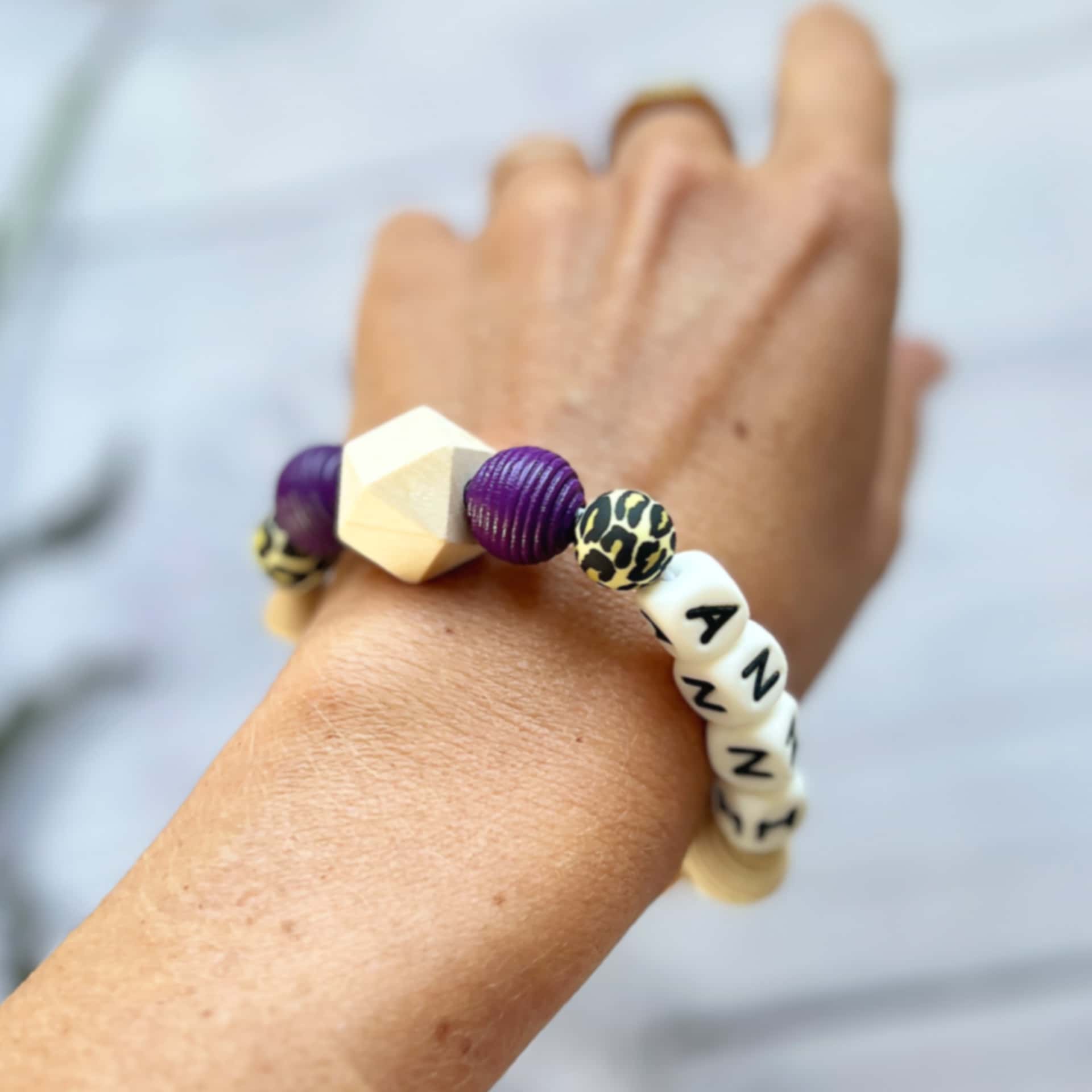 Stillarmband mit Holzperlen "Leo"