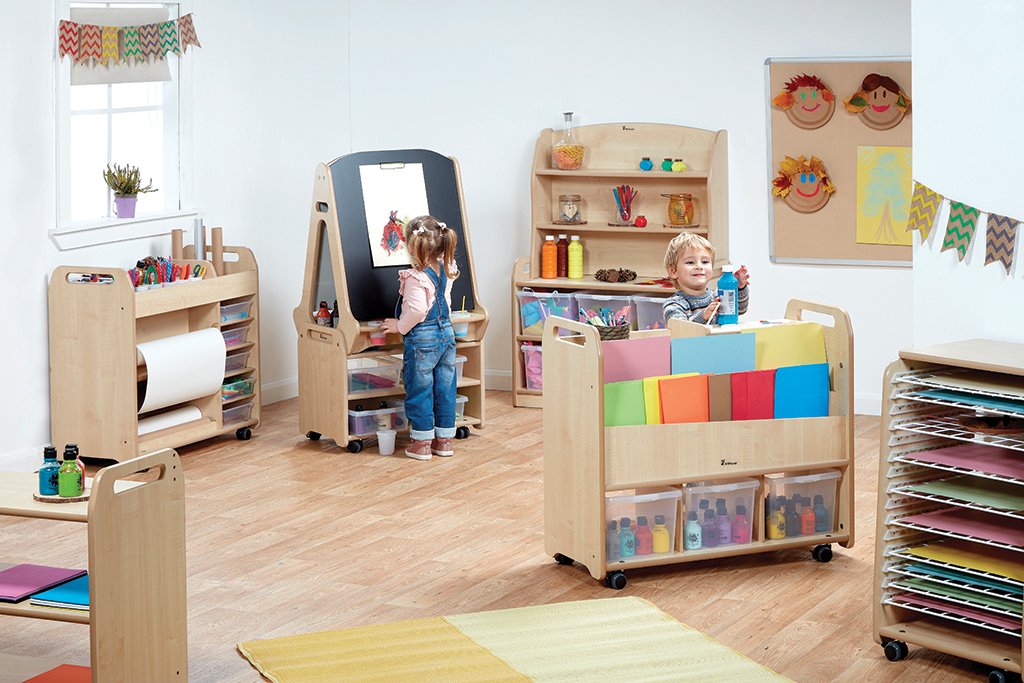 Kindergarten, Kunstatelier, Kinderzimmer, Malstation, Holzmöbel, Kinderzimmer, Kunstbereich, Malbereich, Holzmöbel, Aufbewahrungsläve