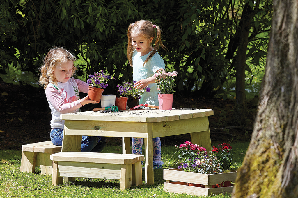 Kinder, Pflanzen, Tischset, Blumen, Garten, Kinderpflanzen, Kunststofftopf, Holztisch, Pflanzenkinderspiel, Garten
