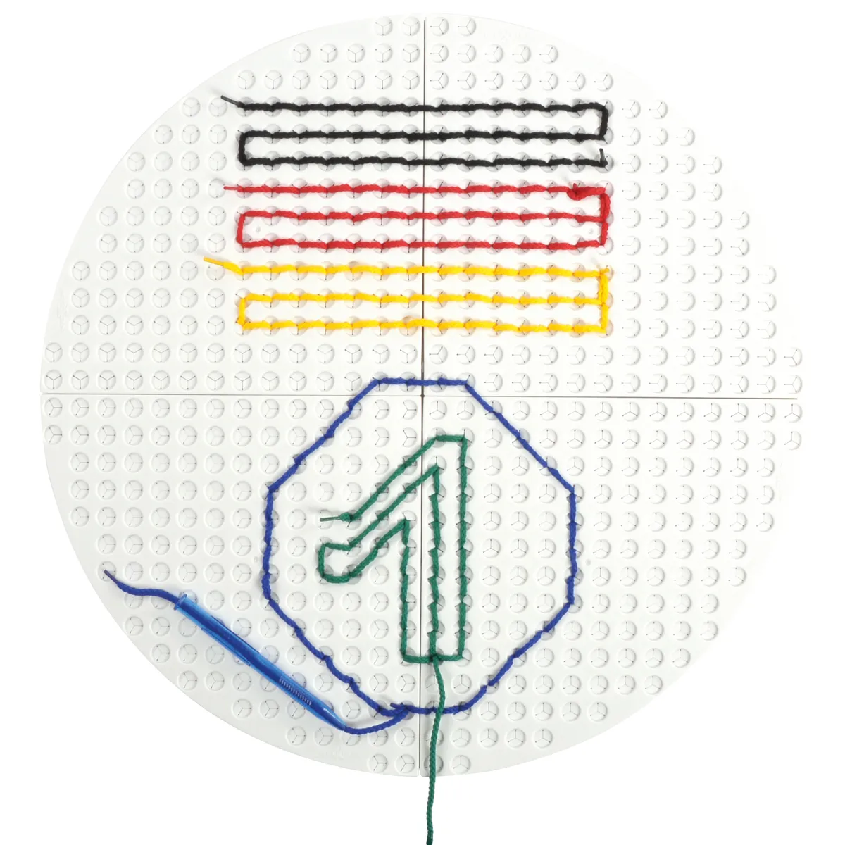 runde bastelplatte, faden kunst, naht stiche, bunte fäden, blaues blumenmuster, Punch-Needle, gestickte Schnur, runder weißer Grund, grünes Pfeilmotiv, bunter Faden