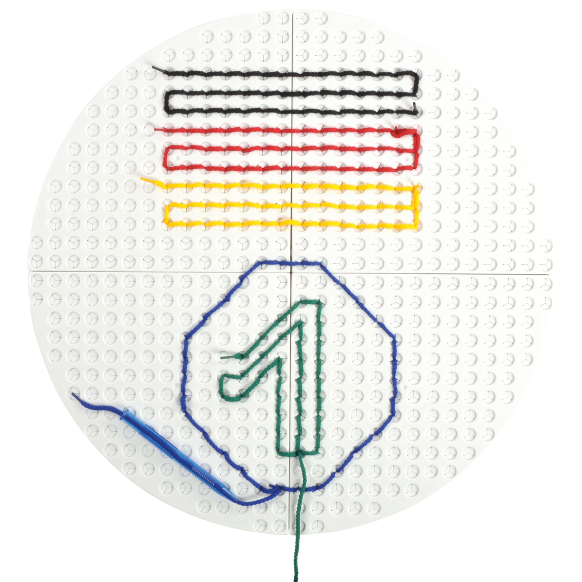 runde bastelplatte, faden kunst, naht stiche, bunte fäden, blaues blumenmuster