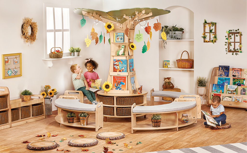Kinderspielzimmer, Kita, Bücherregal, Holzmöbel, Kissecke, Kinderbibliothek, Kita-Spielzimmer, Holzmöbel, Lesen Ecke, Kinderbücher