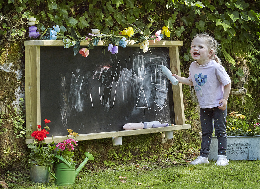 kinderkretztafel, außen-kreidetafel, schultafel, kinderwerkzeug, spielendes kinds, Tafel, Kreidebrett, Kind, Draußen, Kinderkleidung