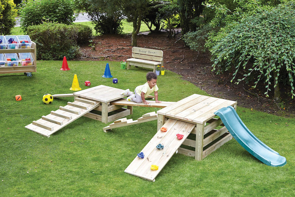 Spielplatz, Holzstruktur, Rutsche, Außenspielzeug, Grünfläche Spielbereich