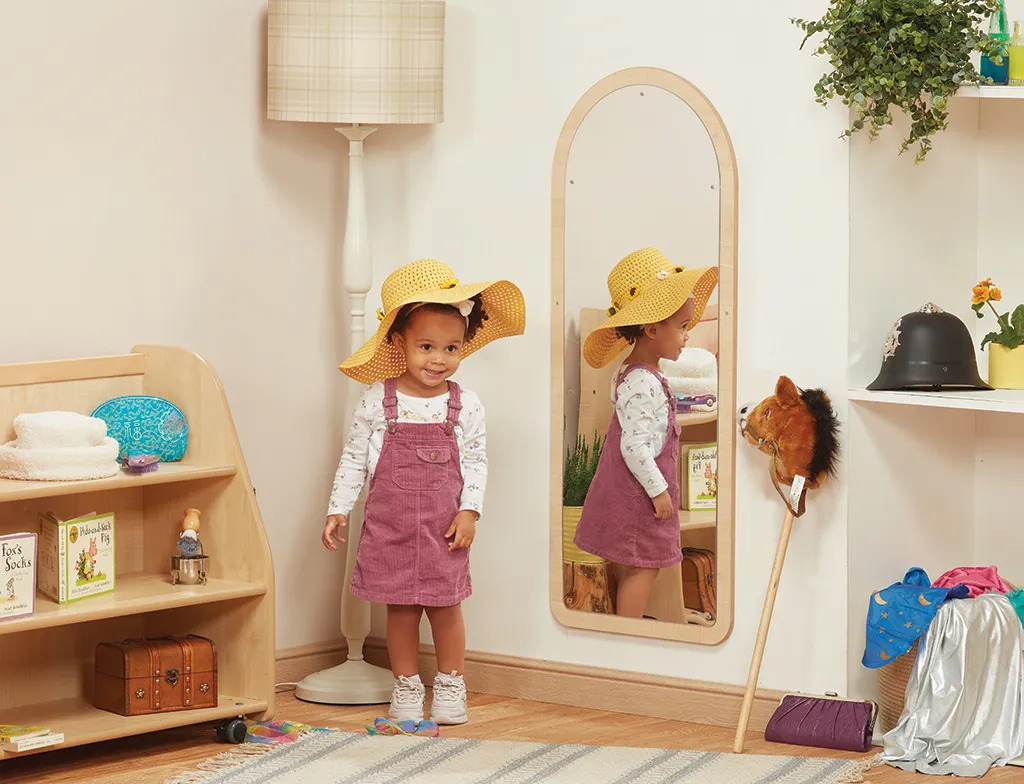 Kind, Kinderkleidung, Spiegel, Sonnenhut, Puppe?, Kinderfigur, Sommerhut, Mädchenkleid, Overalls, Spielzimmer
