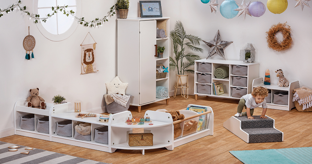 Kinderzimmer, Spielzeugregal, Kleiderschrank, Korkkörbe, Häuschenboden, Kinderzimmer, Wandregal, Kleiderschrank, Spielteppich, Aufbewahrung, Junges Schlafzimmer, Kinderzimmer, Spielzeugaufbewahrung, Korbaufbewahrung, Stauraum, Wanddeko