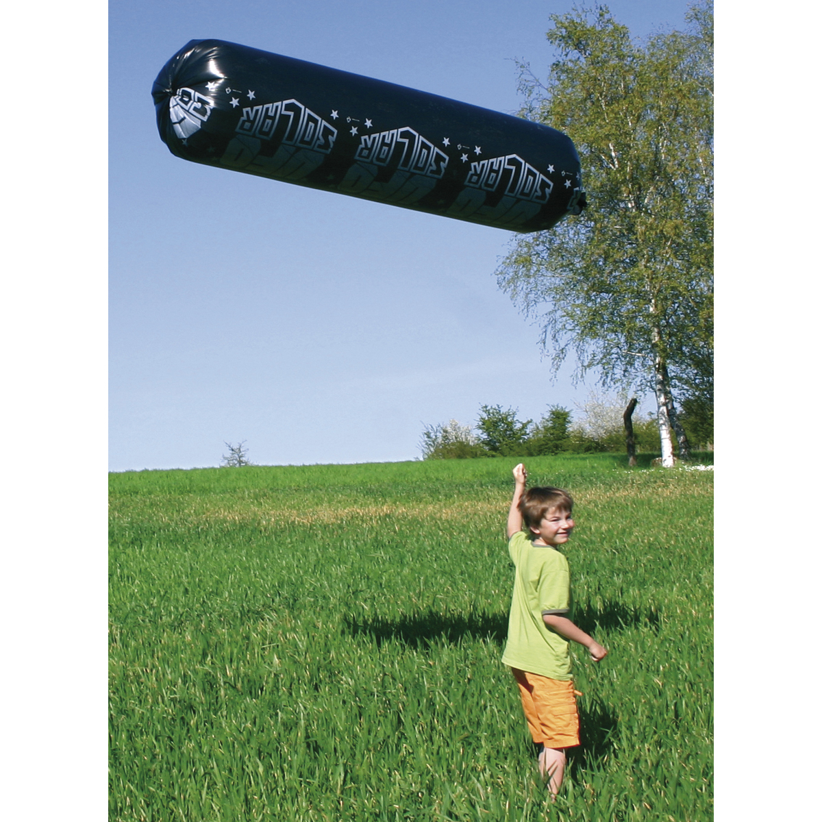 Reifenballon, Gummistreifen, Luftballon, Sportballon, Outdoor-Spiel, Drachen, Luftspielzeug, Kitesurf?, Grasfeld, Junge