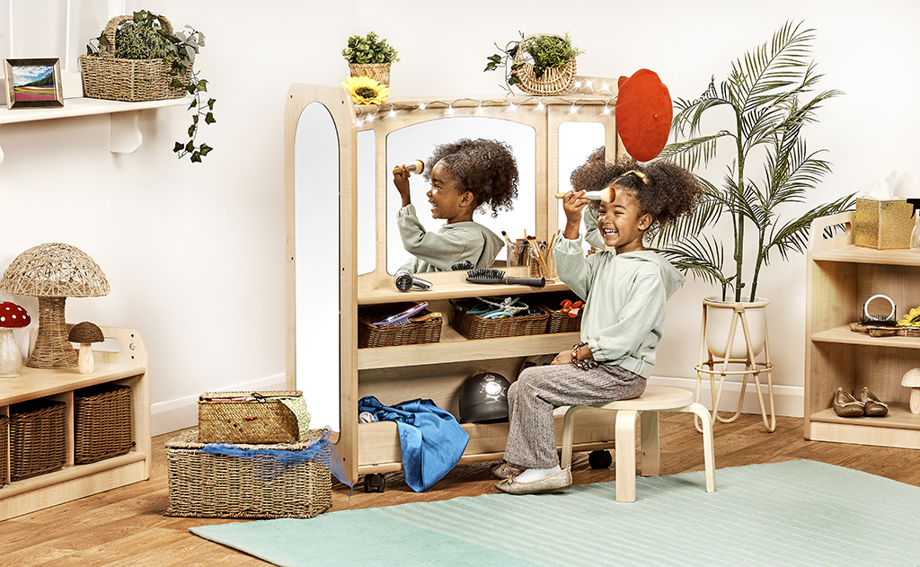 kinderhaushalt, spielzimmer, menschliche spiele, makeup-pinsel, spiegelkommode, Kinderzimmer, Spielzeugspiegel, Make-up-Spiel, Kinderfreundlich, Puppe?