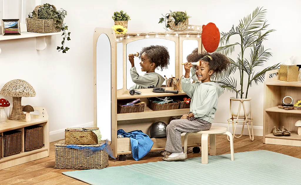 kinderhaushalt, spielzimmer, menschliche spiele, makeup-pinsel, spiegelkommode, Kinderzimmer, Spielzeugspiegel, Make-up-Spiel, Kinderfreundlich, Puppe?