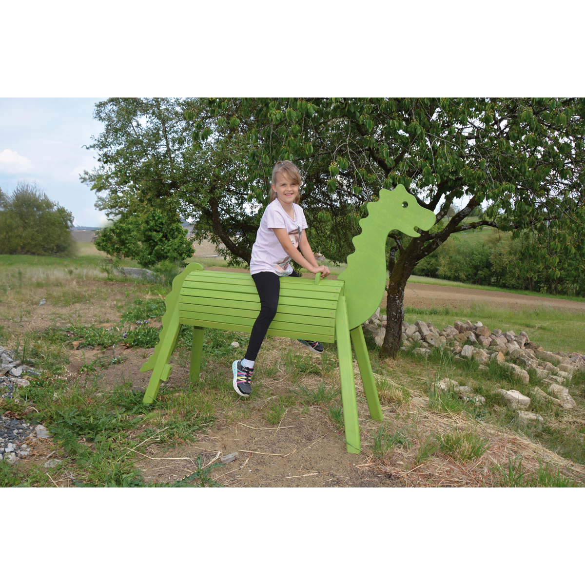 Kinder-Spielgerät, Sitzbank, Grüne Farbe, Tierform, Außenbereich
