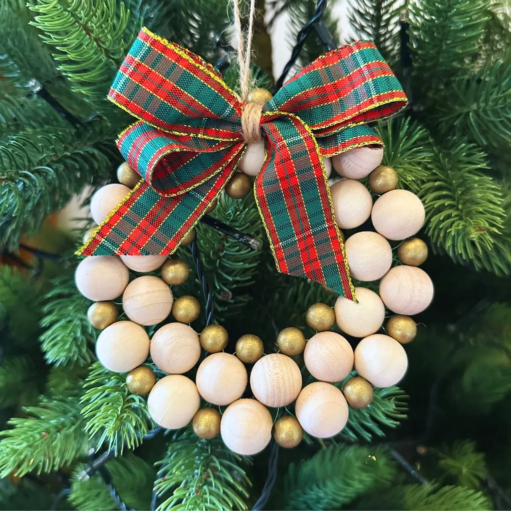 Holzperlen-DIY: Weihnachtskranz 