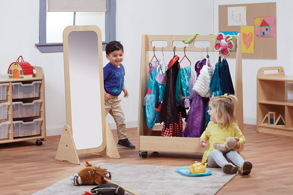 Kinderzimmer, Kleidungsschrank, Kleiderständer, Spielzeug, Kinderzimmermöbel, Kinderzimmer, Kleidungsauslage, Kleidungsschrank, Spielzeug, Kinderzimmermöbel