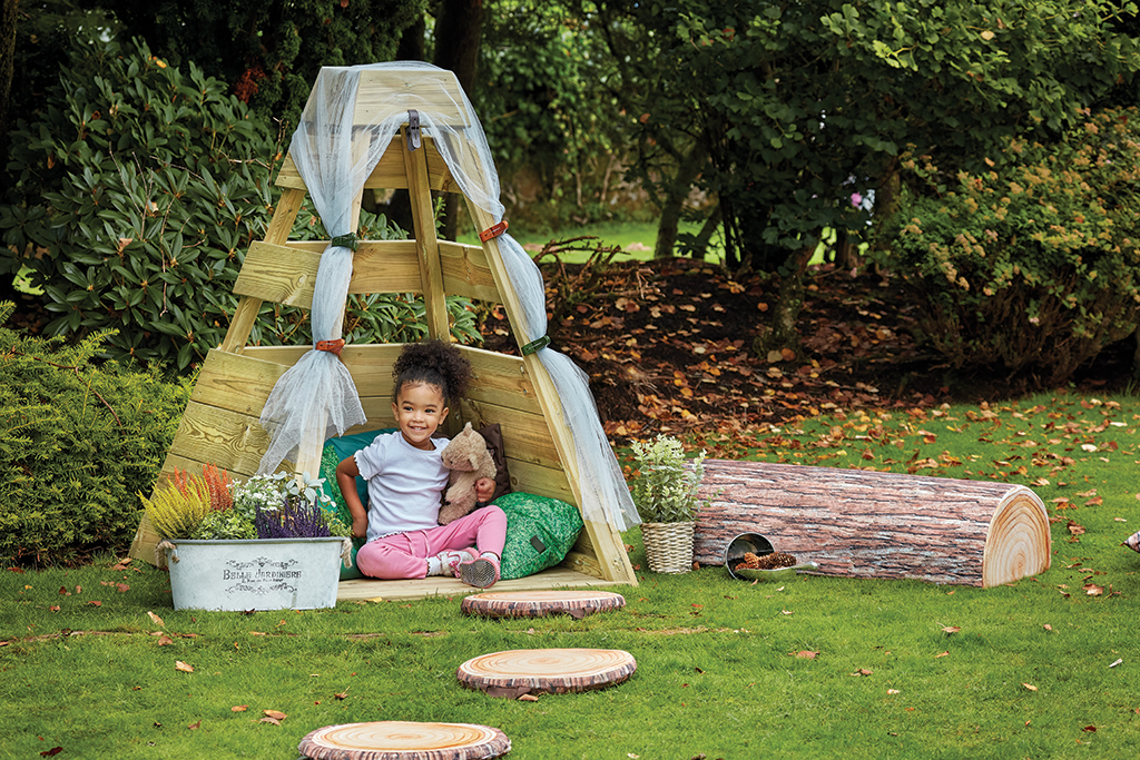 spielen zelt, kinder zelt, wooden play structure, garten arrangement, rollenspiel, play tent, holzstruktur, außerhalb spielbereich, kinder spielbereich, garten dekoration