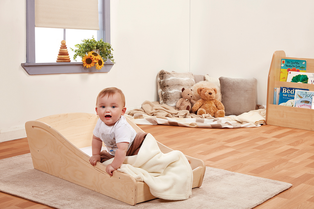 baby, baby bed, wooden bed, play area, soft blanket, baby, baby-activitiy, holzbett, holzmöbel, teddy-bär
