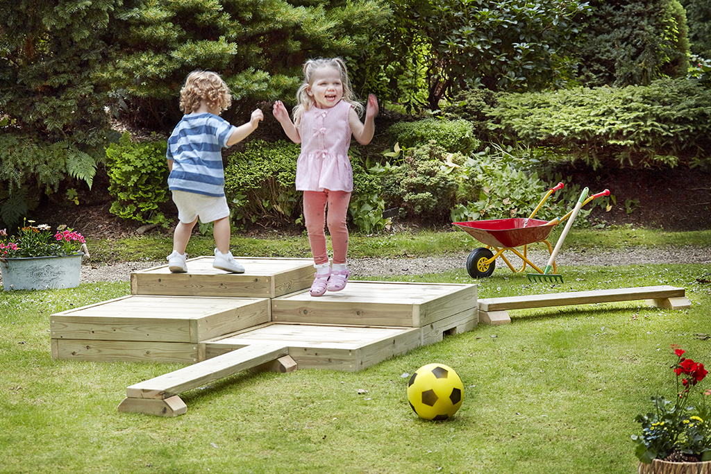 Kindergarten-Spiel, Holzstufen, Kinder spielen, Garten im Freien, Fußball, Kinder, Spielplatz, Kletterstufen, Holzstufen, Ball