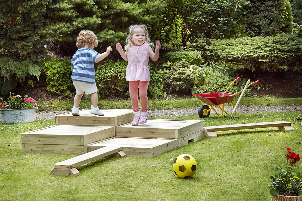 Kindergarten-Spiel, Holzstufen, Kinder spielen, Garten im Freien, Fußball, Kinder, Spielplatz, Kletterstufen, Holzstufen, Ball