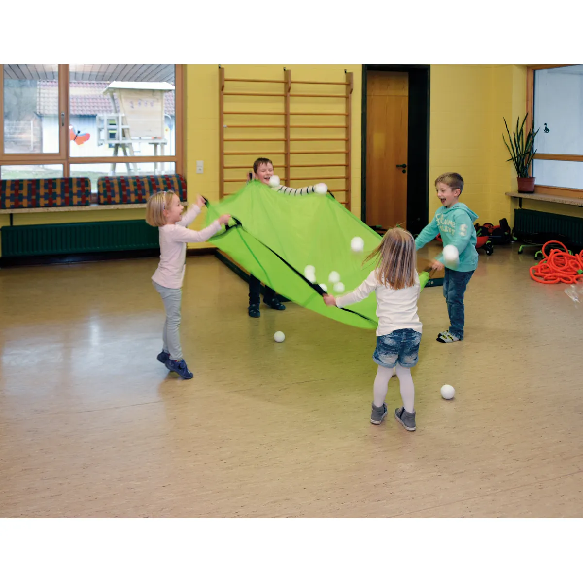 Klemmspiel, Spielspass, Grünes Tuch, Kindergruppe, Bälle, Kreis-Spiele, Kindergym, Kleiner Ball, Gruppenspiel, Turnraum