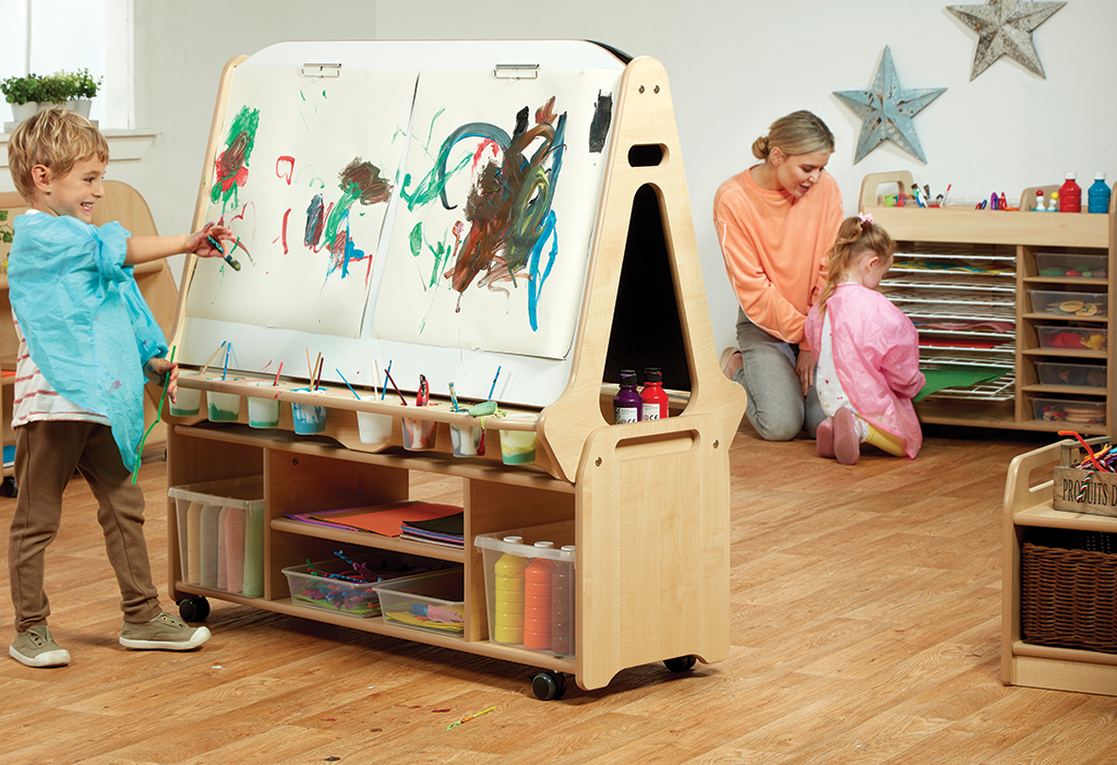 Kinderwerkbank, Kunstwerkstatt, Malutensilien, Kindergartenraum, Pinselfarben, Malbrett, Kinderkunst, Kunstwerkstatt, Farben, Kreatives Lernen