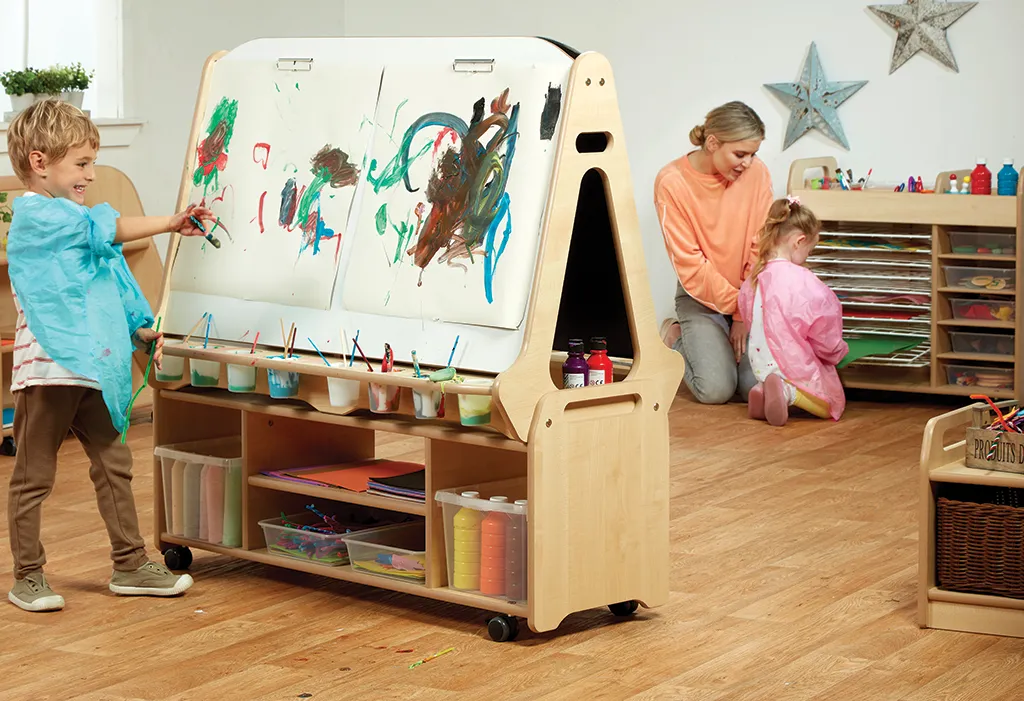 Kinderwerkbank, Kunstwerkstatt, Malutensilien, Kindergartenraum, Pinselfarben, Malbrett, Kinderkunst, Kunstwerkstatt, Farben, Kreatives Lernen