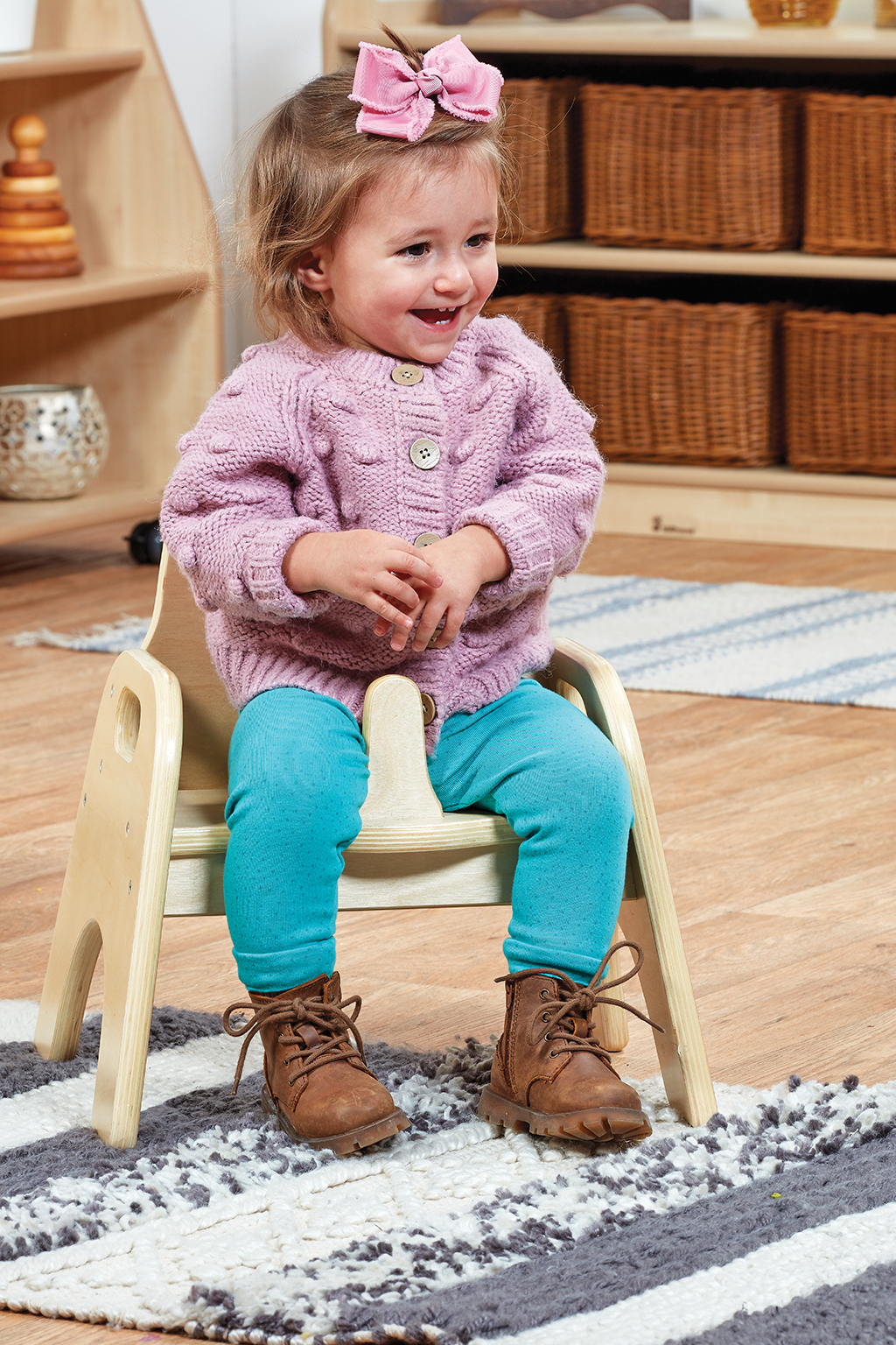 Kinderoutfit, Kuschelpullover, Knopfcardigan, Stiefel, Haarrose, Kind, Baby, Pullover, Lederstiefel, Haarspange, Kinderkleidung, Strickjacke, Latzschuhe, Boots, Haaraccessoire, Kleinkind, Püppchen, Lederstiefel, Pullover, Jeans?