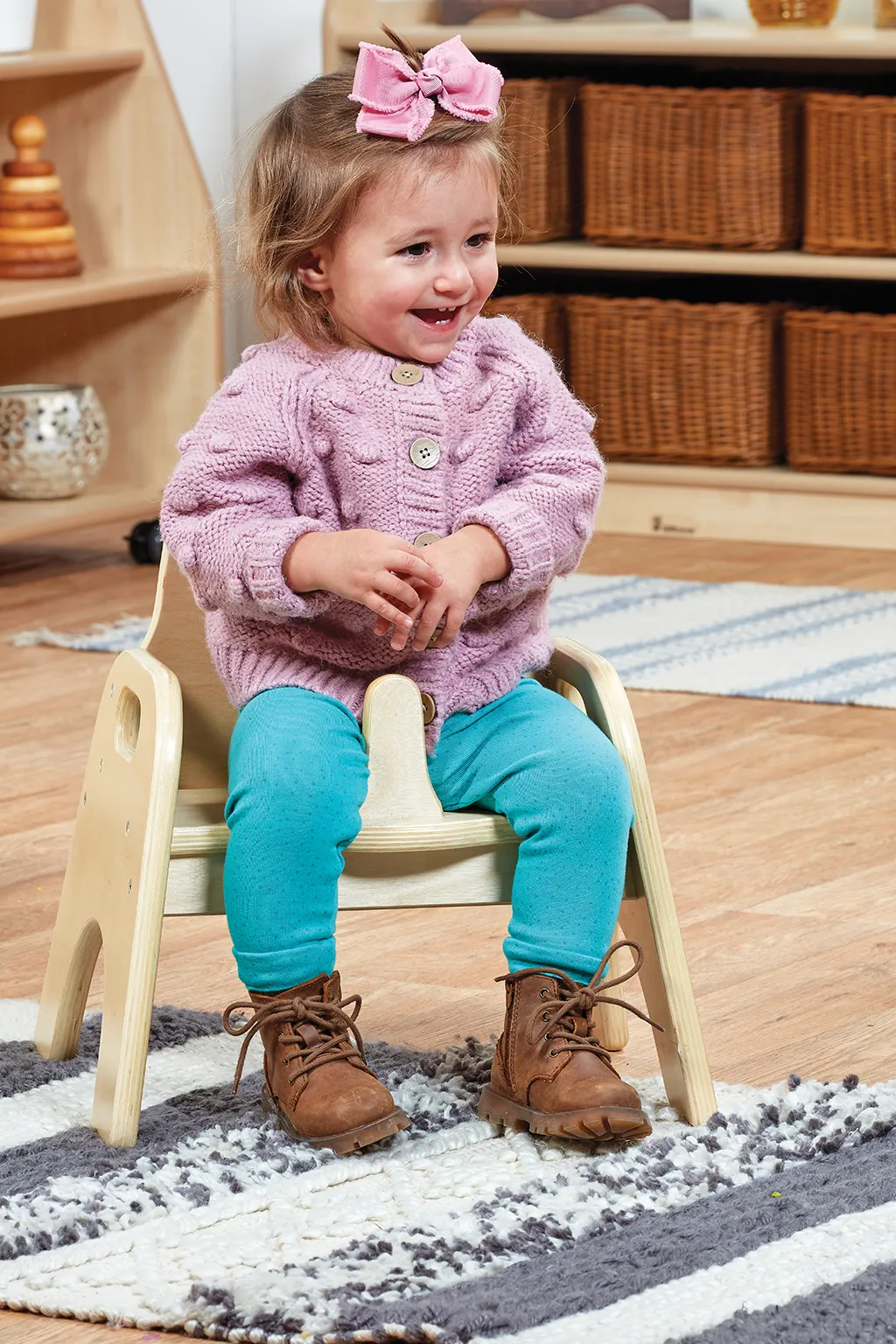 Kinderoutfit, Kuschelpullover, Knopfcardigan, Stiefel, Haarrose, Kind, Baby, Pullover, Lederstiefel, Haarspange, Kinderkleidung, Strickjacke, Latzschuhe, Boots, Haaraccessoire, Kleinkind, Püppchen, Lederstiefel, Pullover, Jeans?