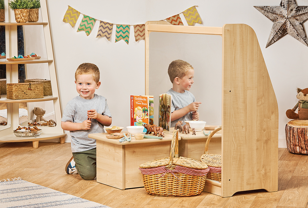Kleinkind-Tisch, Kinder-Esszimmer, Holztisch, Spielzeug-Essbereich, Holzspielzeug, Kinder Tischset, Spielzeugspeise, Holztablett, Spielzeugküche, Kinderzimmer Dekor