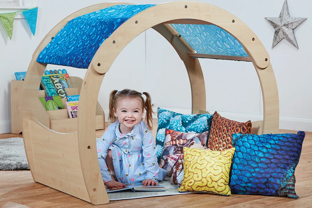 Kinderbett, Holzrahmen, Spielbogen, Kissen, Bücherregal, Kinderbett, Spieltunnel, Kissen, Lampe, Buchregal