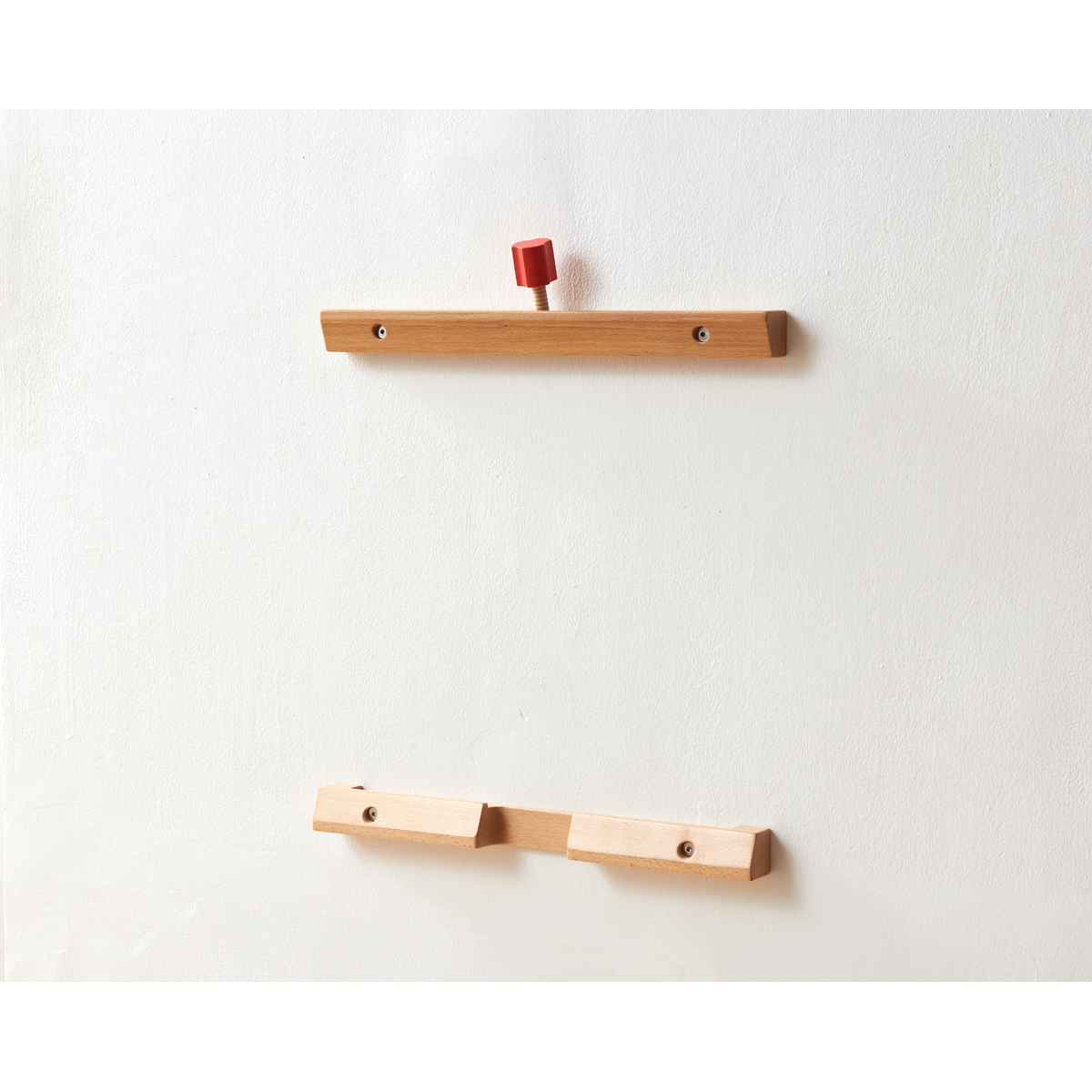 Holz-Perspektive?“wooden rail”, Wandhaken, rote Knopf, Montagerail, Holzstruktur, holzregal, wandhalter, holz, holzstange, nagelloch