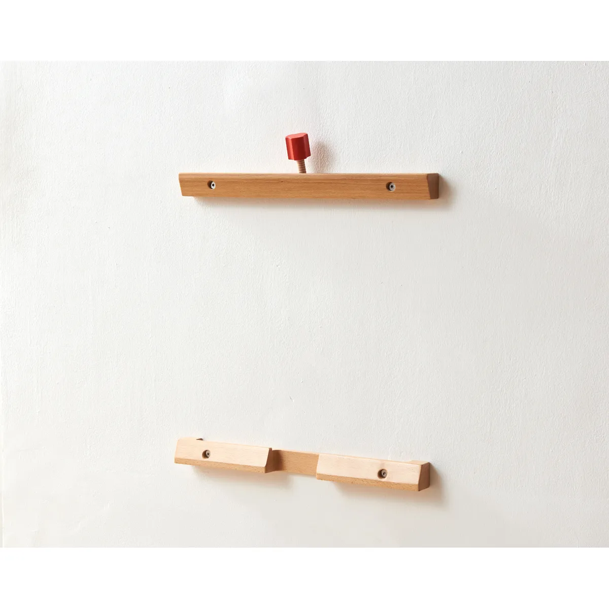 Holz-Perspektive?“wooden rail”, Wandhaken, rote Knopf, Montagerail, Holzstruktur, holzregal, wandhalter, holz, holzstange, nagelloch