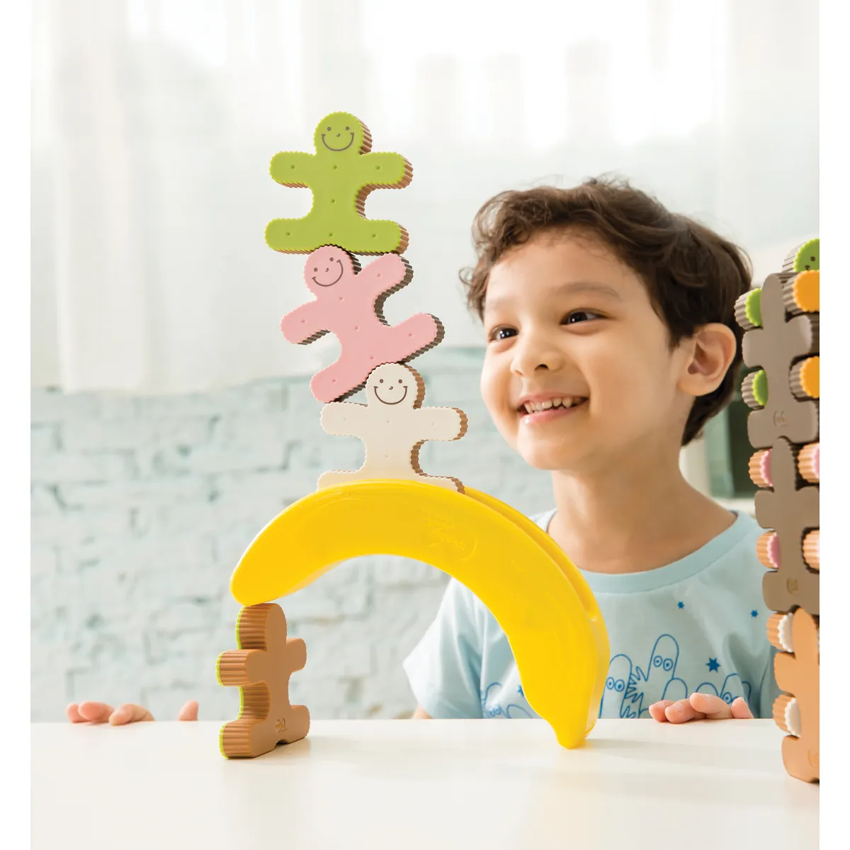 Kinderspielzeug, Balancierspiel, Konstruktionsbausteine, Holzbausteine, Spielzeugserie, Kinder, Spielzeug, Bausteine, Knetform, Bananenbahn