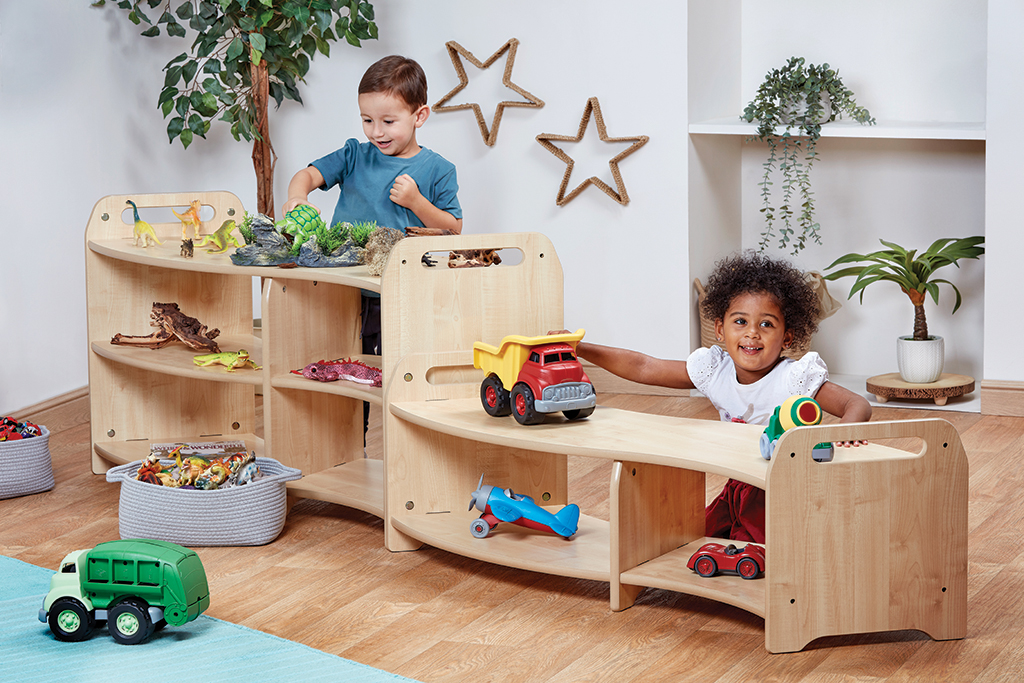 Kleine Kinderzimmer-Spielbank, Holzregal-Spielzeug, Spielzeugautos, Spielzeugtiere, Kinderzimmer-Dekoration, Kleikonstruktion, Spielzeugregal, Holzregal, Kinderspielzeug, Transportvehikel, Holzspielzeug, Spielzeugregal, Autos Spielzeug, Kinderzimmer, Klei