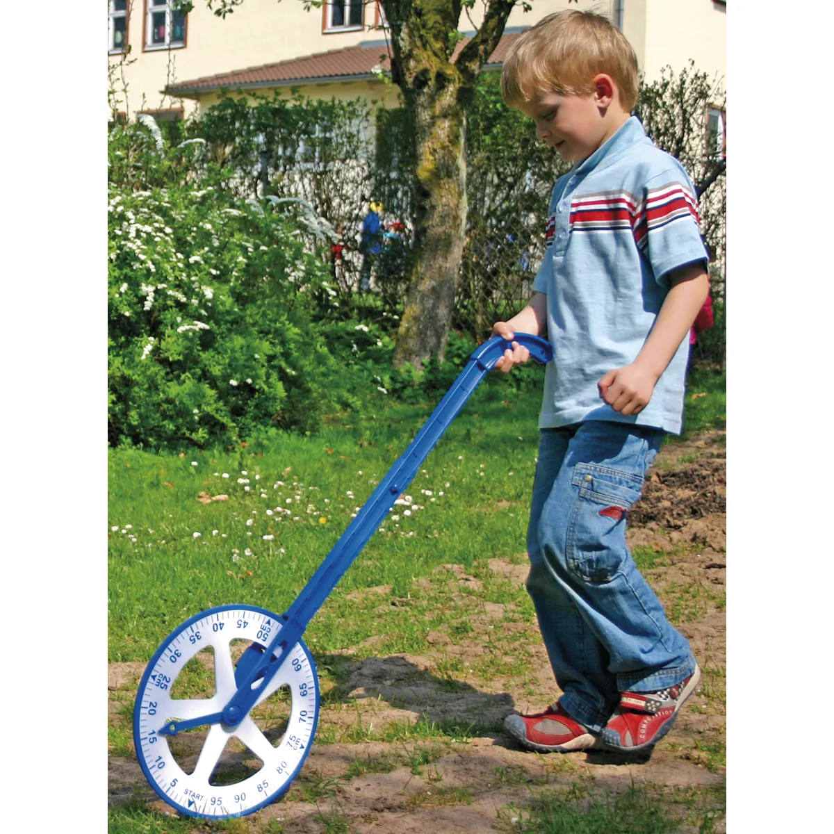 Kinderrolle, Laufrad, Blau, Sommeroutfit, Spielzeugrolle, Kinder-Rad, Wegweisers Rad, Leiter Rad, Spielzeug-Rad, Gras Außenbereich