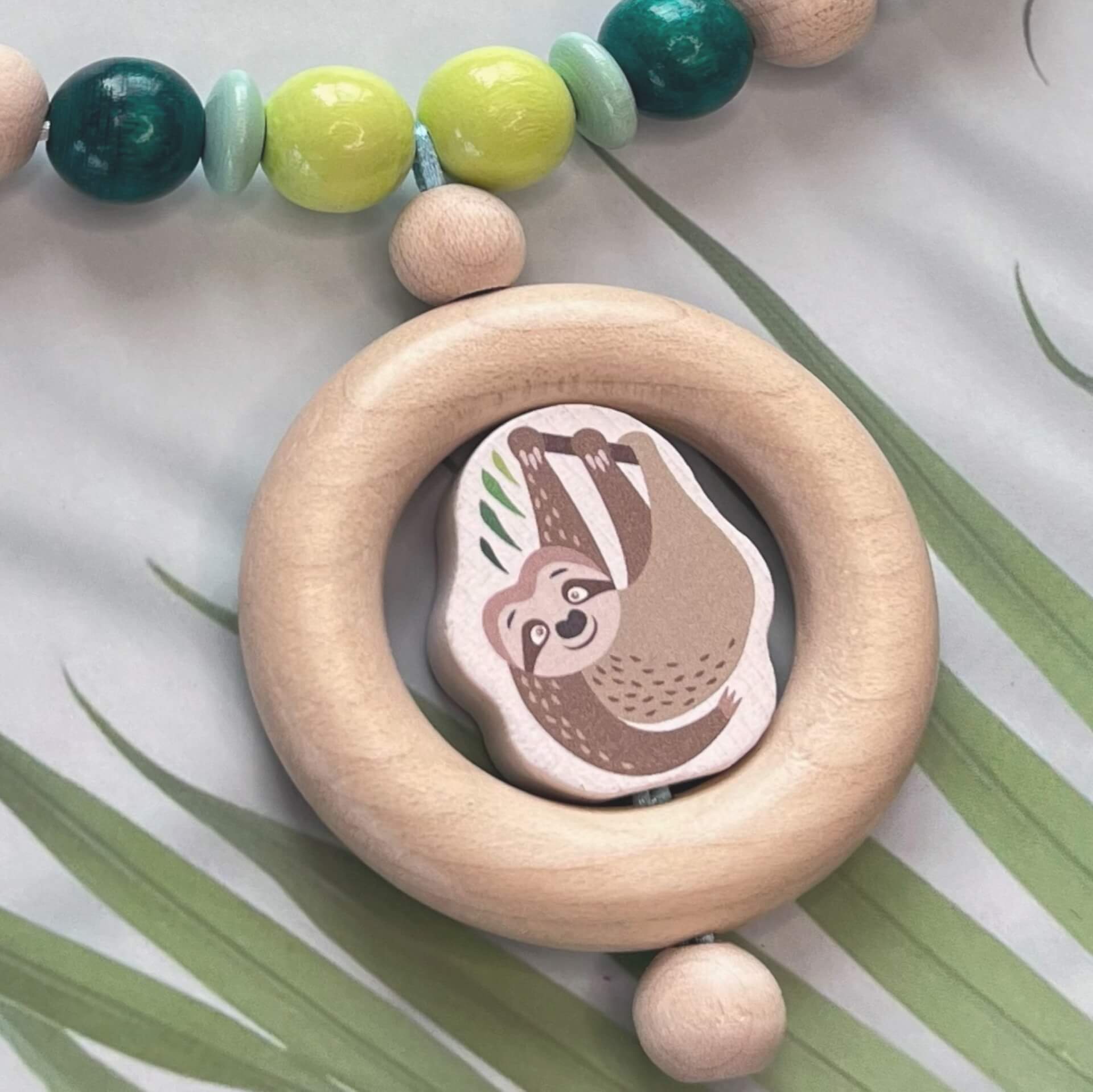 Kinderwagenkette Detailaufnahme mit Faultier Kinderwagenkette Detailaufnahme mit Faultier