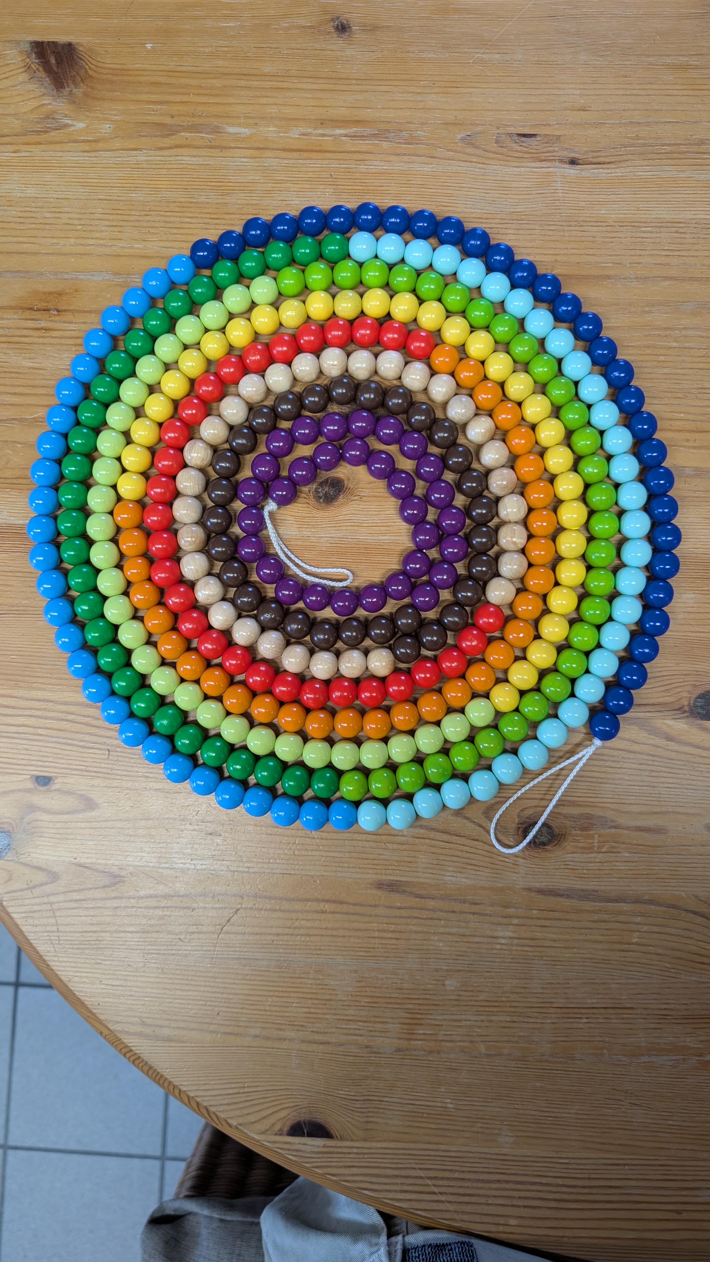 perlen, armband, bunt, holz tafel, kreis muster