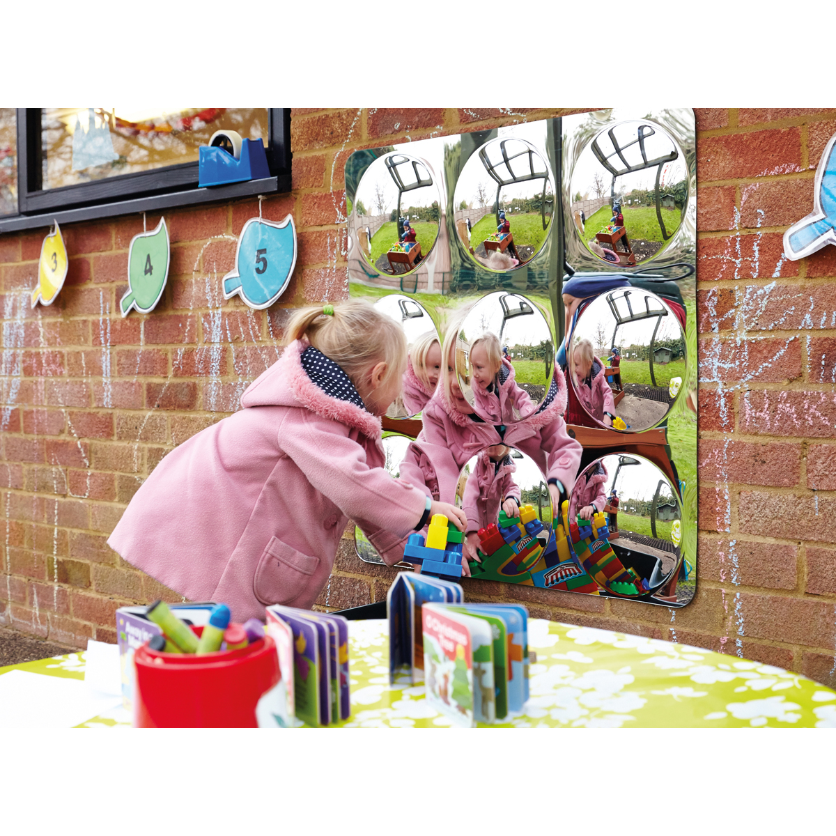 kinderspiegelfläche, spielzeugabteilung, bauklötze, kleidung-pinke jacke, kinderzimmer